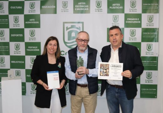 O Concello de Brión entrégalle a Vicente Piñeiro o V Premio Laudamuco para textos Teatrais pola obra “Devólvenos a Xermánico!”
